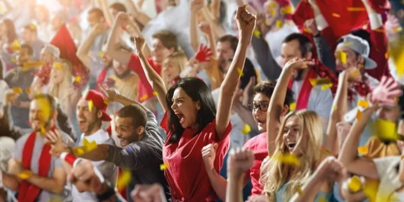 Người hâm mộ theo dõi trận bóng cực kỳ sôi động